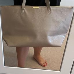 Authentic & stylish Katie Loxton London
Weekend bag
New without tags
Offers welcome