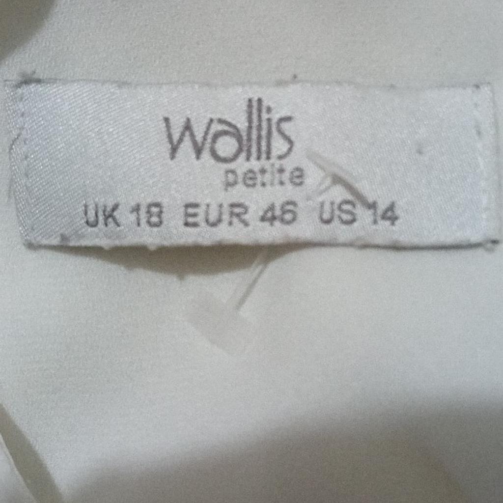 Wallis Ladies ivory blouse size 18 petite . buttons don't open on front. collection willenhall wv12 area