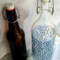 1) Flasche mit Verschluss, Klarglas gemustert/leuchtend blau, 1 l
NEUWERTIG/ Neupreis war € 3,49/ IKEA
2) Flasche mit Verschluss, Braunes Glas, 0,5 l

TIERFREIER NICHTRAUCHERHAUSHALT ⚘

Beides um € 5,- ⚘

Privatverkauf, Retoure ausgeschlossen