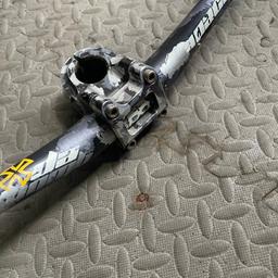 Da bomb stem 
Steerer tube 1 1/8" Ahead
Length 40mm
and 
Da bomb apache pro taper oversize 756 mm handlebar
Both in great condition ready to be fitted 
In a beautiful camouflage colour 

Collection: Bermondsey 
Or can post as well