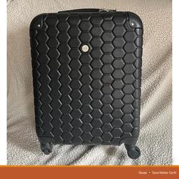 Suitcase Eagle Black Hard Case Travel Luggage 4 Wheels With Handle 

Code Unknown Need To Be Found Or Reset 

All The Wheels & Zips Are In Good Working Order 

Size Approx 40cm Width 20cm Depth 52cm Height Including Wheel 

Collection Possible From West Croydon CR0 Or SW16 Norbury