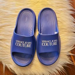 Schreiten Sie stilvoll durch den Sommer mit diesen luxuriösen Versace Couture Sandalen in Blau!

Diese Sandalen verkörpern den Inbegriff von Eleganz und Raffinesse mit ihrem markanten Design und der unverkennbaren Versace-Ästhetik. Hergestellt aus hochwertigem Material und handgefertigt bis ins kleinste Detail, bieten sie nicht nur außergewöhnlichen Komfort, sondern auch einen Hauch von Glamour für jeden Anlass.

Das lebendige Blau verleiht diesen Sandalen eine frische und moderne Ausstrahlung,