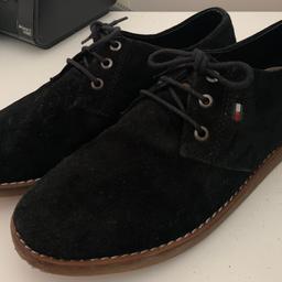 Nur 2 oder 3 mal getragene schwarze Schuhe von Tommy Hilfiger in Größe 36

aus tierfreiem Nichtraucherhaushalt