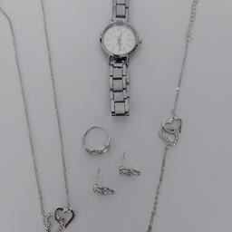 Bestehend aus:
1 Armbanduhr
1 Ring
1 Halskette
1 Armband
1 Paar Ohrringe (Stecker)
NEU & UNBENÜTZT
Modeschmuck in Silber
Selbstabholung
Versand möglich (Porto € 4,50)