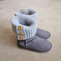 Genuine Grey Sheepskin Australian Ugg Boots purchased in Perth Australia and never worn.


Complete with tags and grey knitted inserts.


UK womens size 5


10 inches (25.5cm) from floor to top of boot.