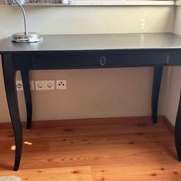 Schwarzbrauner Schreibtisch von IKEA. 120 x 60 cm. Leichte Gebrauchsspuren. Dazu passend gibt es einen Sessel ebenfalls von IKEA um 10 €.