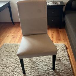 Gepolsterter Sessel mit naturweissem Überzug und schwarzbraunen Füßen von Ikea. Leichte Gebrauchsspuren. Dazu passend gibt es einen Schreibtisch ebenfalls von IKEA um 10 €.
