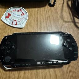 PSP Sony 1004 PlayStation Portable Spielkonsole - Schwarz Ohne Akku

Die PSP Konsole ist gebraucht und weißt Gebrauchsspuren auf , funktioniert aber einwandfrei.

!!! Akku ist nicht mit dabei !!!

1 x Demo UMD Disk
1 x Tasche zum transportieren

Es sind 6 spiele dabei , einige müssen aber gesäubert und die UMD Hülle gewechselt werden.

Spiele wurden in Spanien aber die meisten sind mehrsprachig in der Option.

1 - MediEvil: Resurrection ( UMD Hülle etwas beschädigt)
2 - Daxter (PSP) ( UMD Hülle etwas beschädigt)
3 - World Cup (Sony PSP, 2006) - (Gut)
4 - F1 06 Formel - 1 (Gut)
5 - Grand Prix F1 ( UMD Hülle etwas beschädigt)
6 - RIDGE RACER ( UMD Hülle etwas beschädigt)

Bei einen Vorlage vom Ausweis die mit der Empfänger Adresse übereinstimmt gibt es noch ein spiel Geschenkt..Hat was mit Liberty Stories zu tun. Natürlich auch bei Abholung

Das ist ein Privatverkauf , Die Ware wird unter Ausschluss jeglicher Gewährleistung verkauft!