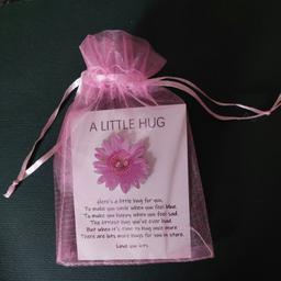 POSTAGE IS AVAILABLE VIA PAYPAL AND PICK-UP.
A LITTLE HUG GIFT
NEW CONDITION
LOVELY QUOTE ON GOOD QUALITY CARD WITH WOODEN FLOWER..
SEE ALL PHOTOS
COMES IN A PINK VOILE GIFT BAG...