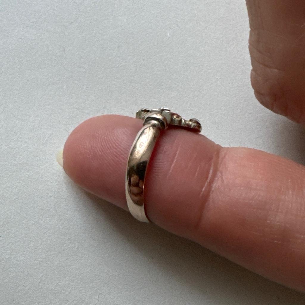 Sehr schöner Ring
Korall-Stein in der Mitte
6 Karat Gold Ring