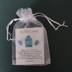 POSTAGE IS AVAILABLE VIA PAYPAL OR CONTACTLESS PICKUP 
A LITTLE HUG GIFT
PRETTY QUOTE..
NEW CONDITION.
MADE FROM QUALITY CARD & WOODEN PIECES..
COMES IN A WHITE VOILE GIFT BAG .
SEE ALL PHOTOS