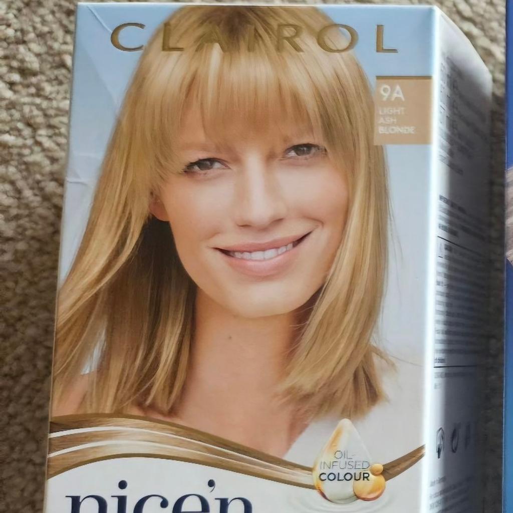 Clairol
Nice'n easy Crème
Blend of 3 tones and highlights
Colour: 9A - Light Ash Blonde
Permanent natural looking colour
