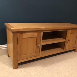 Roseland Furniture Surrey Oak 120cm TV Stand, RRP: £234.95

Narrow depth oak TV unit with storage space. Excellent condition, very minor wear. Collection only.

Dimensions (HxWxD): 47.5 x 120 x 35 cm