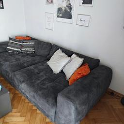 Verkaufe eine graue Couch bekannt auch als Big Sofa.
Liegefläche: 243,00/120,00 cm
Mit den großen grauen Kissen.
Preis: 200 Euro