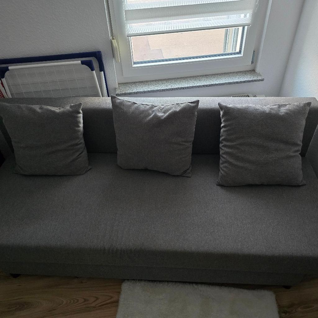 Gut erhaltene Ikea Asarum Couch mit Schlaffunktion. Wurde mit Polsterreiniger gereinigt.

Bei Fragen melden.