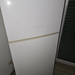 verkaufe hier einen Kühlschrank mit einem kleinen Gefrierfach der Kühlschrank ist leicht vergilbt aber perfekt um im Keller oder in der Garage einen zusätzlichen Kühlschrank zu stellen. Nur zur Selbstabholung preis VB. 