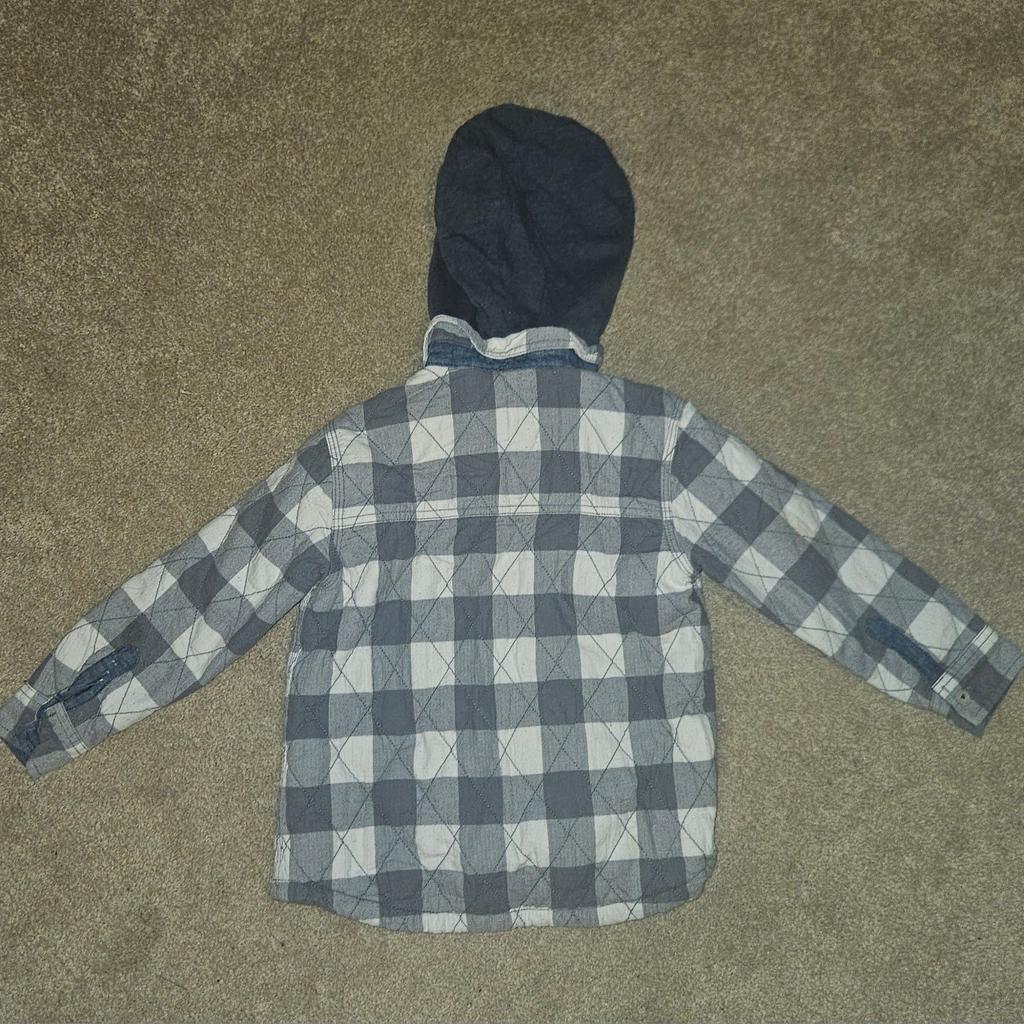Next
Grey. White. Blue
Hooded
Checked
Square pattern
Long Sleeve
Shacked
Button Up
Pockets
Age 5-6 years
very good condition