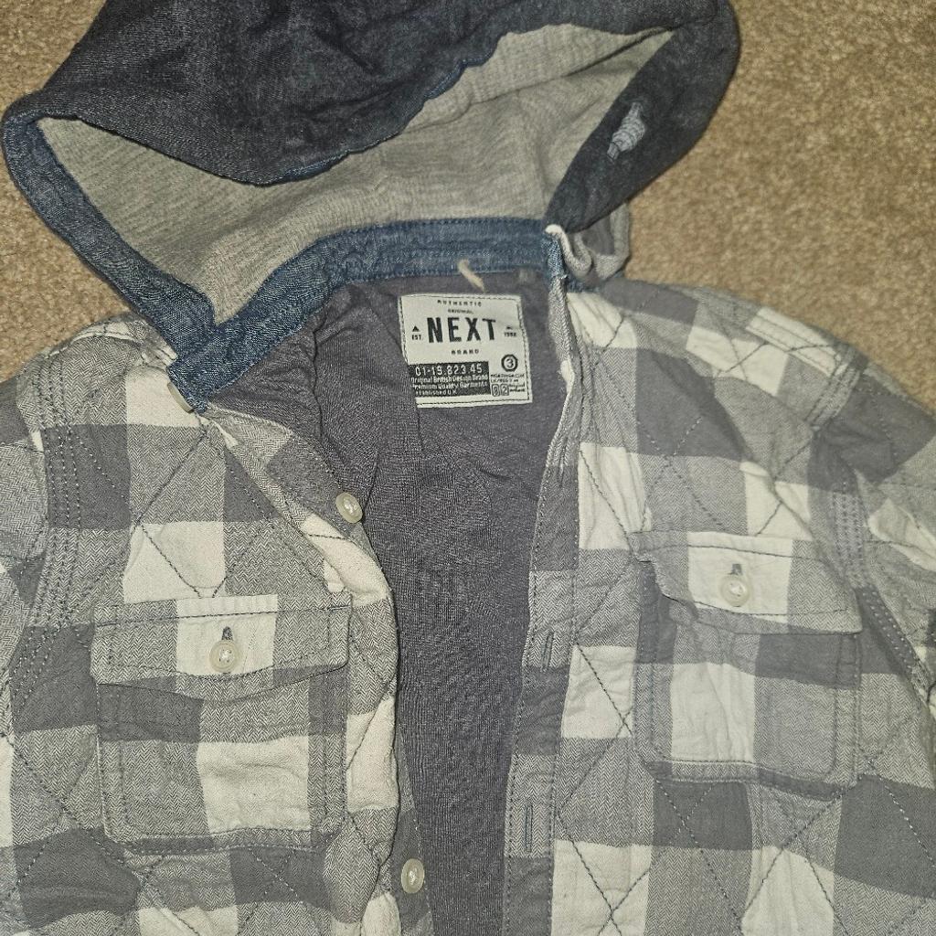 Next
Grey. White. Blue
Hooded
Checked
Square pattern
Long Sleeve
Shacked
Button Up
Pockets
Age 5-6 years
very good condition