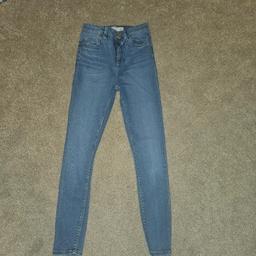 Asos denim
Blue
Skinny
Jeans
Zip Up
Pockets
Tear on back of jeans on belt loop - shown in pic.
Size Waist 26" Leg 30"
Good condition