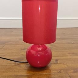 A stand-alone lamp with a spherical base and a cylindrical shade
The base of the lamp is made of sandstone
The base of the lamp is made of cotton and polyester
A universal decoration suitable for any room
The night lamp is red in colour.
Description
Ceramic Ball Bedside Lamp and Red Canvas Lampshade Features: Switch ignition. Maximum power: 60W. Operating voltage: 230 V. Rated frequency: 50Hz Socket type: E14 bulb not included. Dimensions: total height: 34cm.