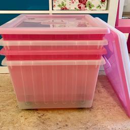 Ikea Kisten mit Deckel zum Rollen, 4 Stück, 2x transparent, 2x pink, 39x39cm, gebraucht aber einwandfreier Zustand.

Achtung nur Abholung und im Set verkäuflich!!!
Nichtraucher und keine Haustiere.
