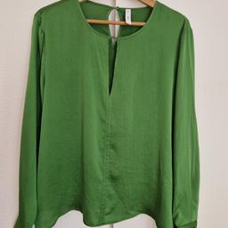 Wunderschöne Bluse in einem leuchtenden grün in der Gr L von Mango. Die Bluse wurde nur 2 mal getragen.
Tierfreier Nichtraucher Haushalt