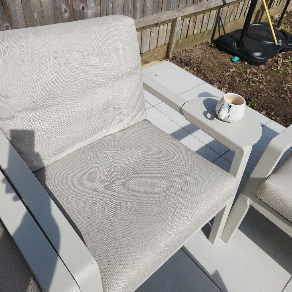 Garden Furniture patio set

5 Seater with Table

Good condition no damage, cleanable and water resistant cushions

Comes with rain covers to cover the whole patio set.