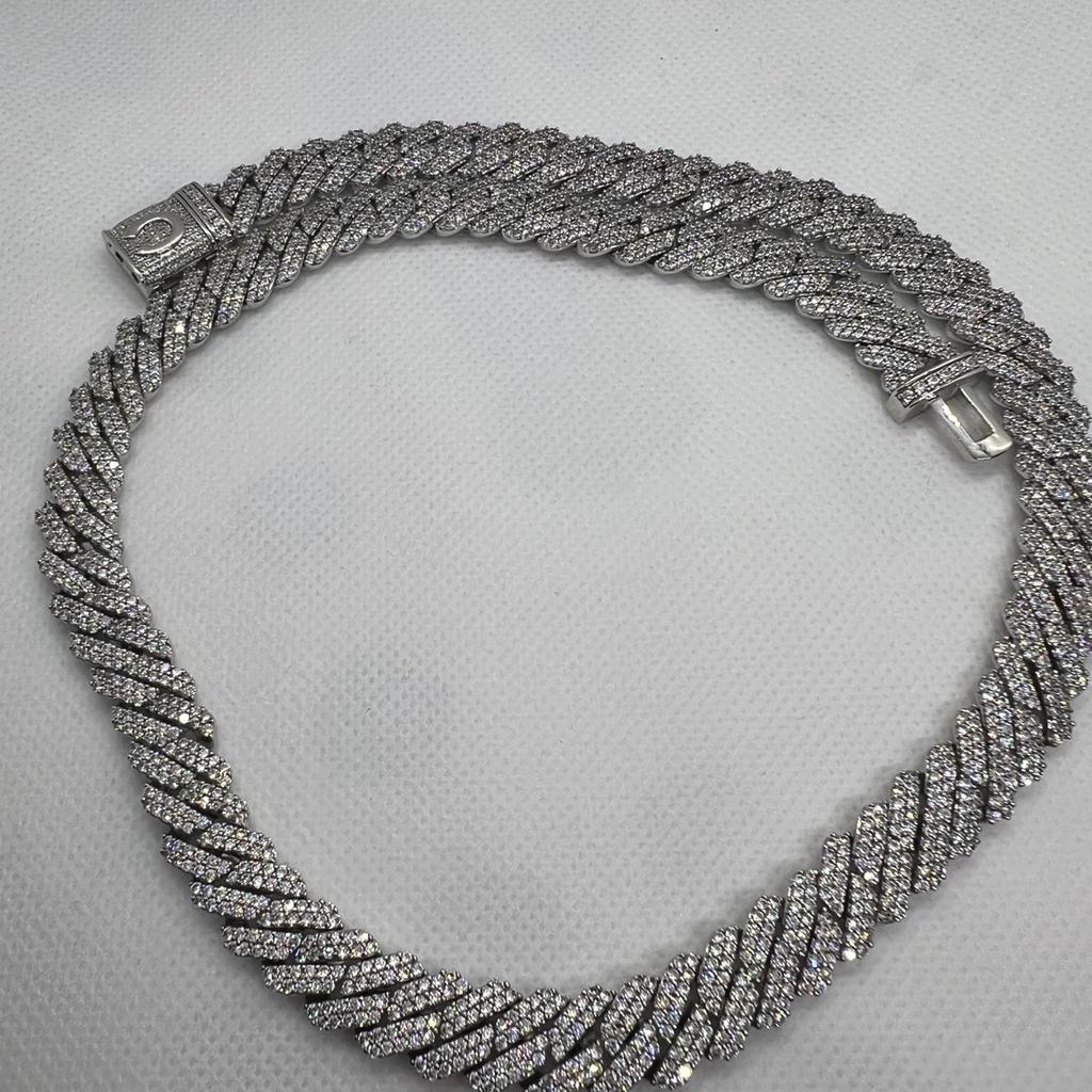 Ceruncci 10mm prong Cuban chain. Rhodium plated with cubic zirconia stones.
Got sent two by mistake.