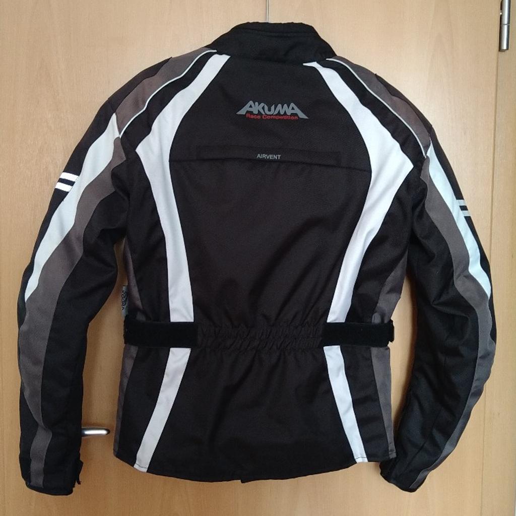 Akuma Damen Motorradjacke schwarz/weiß/grau mit Schulter-, Ellenbogen- und Rücken-Protektoren. Herausnehmbares Innenfutter und zu öffnende Luftschlitze für die wärmere Jahreszeit.
Wenig getragen.