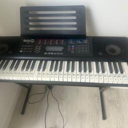 Keyboard with stool in perfect condition. All cables etc intact. No damage. Hardly used