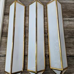 Weiße Wandleuchten mit Goldrand fürs Badezimmer zu verschenken, passende Spiegel ebenso abzugeben
Höhe 63cm