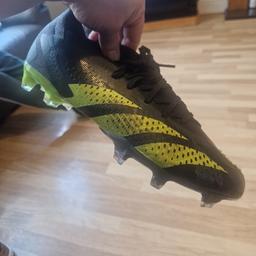 Great condition, only worn 2/3 times on astroturf

Does not come with shoe box
