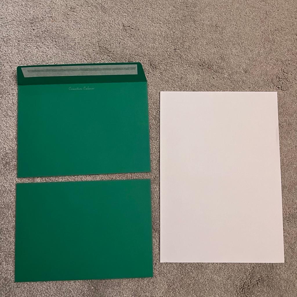 20 Peel and seal envelopes.
Next to a page of A4 paper for idea of size.
Fits A5 size (half on A4)
Measurements 162 x 229mm
Great for crafts.
Collection only from SE3