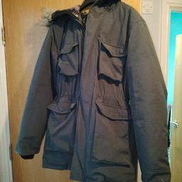 Thick padded coat double zip, detachable hood, drawstring and Has been try on and has a mark on the right sleeve. Size xl. Please check out my other items I'm having a clear out, postage will be combined, thank you 😊