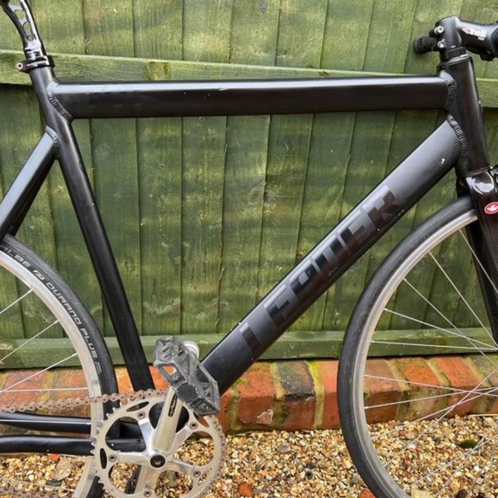 I'm selling my custom built #leader721, this bike was bought for my daily use at but has been sat unused for a while now, although it has been a pleasure to own and is a joy to ride! Great for students or local commuting

58 size frame (ideal for someone between 5'10 and 6'2).
48/16 ratio
Columbus straight tusk carbon fibre fork, Miche express crankset, miche seatpost, cinelli pepper riser bars, cinelli pista stem, shroom classic wheel set, monster pedals. Flip flop rear hub with shimano front brake set. There are signs of use but no structural damage, (just minor chips on the frame and some rust to the bolts/chain).

Message for any more questions or pictures!