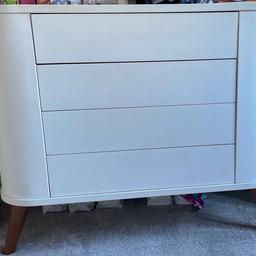 White set of drawers
4 drawers with side cupboards
Wood

Perfect for nursery / children room

Hight 93cm
Width 110cm
Deep 56cm

Only stain is the one in the picture. Very light