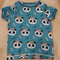 Ich verkaufe dieses T-shirt. Es sieht sehr süß mit dem Panda Aufdruck.
Meine Tochter wollte es nicht anziehen. Daher ist es neu, nur vorgewaschen.
Marke: Fuchs & Kiwi.

Versand gegen Aufpreis möglich.

Privatverkauf, keine Garantie, keine Rücknahme.
