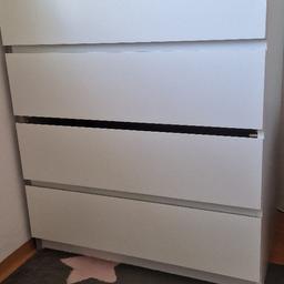 Verkaufe unsere IKEA Malm Kommode (wurde als Wickeltisch verwendet )

Bei der 3 Schublade ist die Leiste kaputt ( auf Bild 1 gut sichtbar/ mich hat es nicht gestört da ich die Windeln super platz hatte)

Wurde oben grau Foliert.
  
Abholung Völs