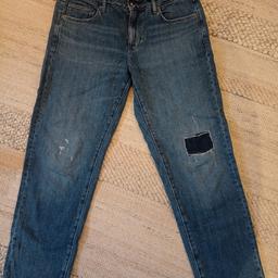 - die Jeans fällt in der Weite etwas größer aus, meiner Meinung nach entspricht sie vielmehr Weite 29/30 bzw Gr. 40
- wenig getragen,guter Zustand