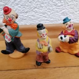 Clown Figuren aus Ton
Höhe 12 /9.5 /9 cm
Dem Alter entsprechend Gebrauchsspuren Farbe etwas weg