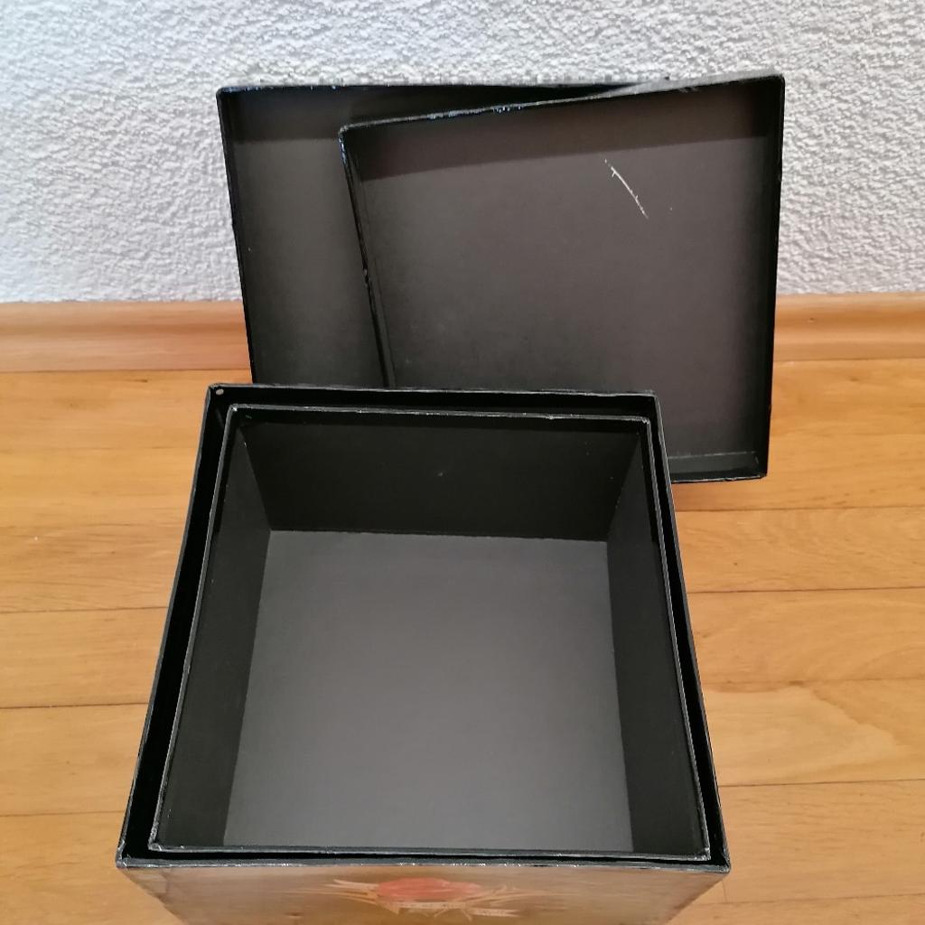 Geschenksbox /Aufbewahrung
Mit schönem Rosenmotiv
20 x 20 x 11.5 cm
19 x 19 x 11.5 cm