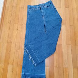 Tolle Jeans Cullotte High Waist
Breites Hosenbein und Franselsaum
Material siehe Etikett