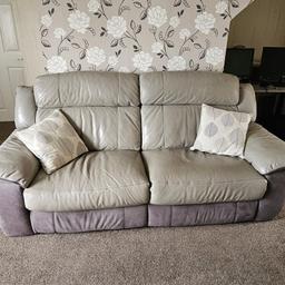 Leather three seater and chair set. Sofa is electric recliner with usb charger both ends and chair is manual recliner. Price only low because we need it gone. Paid £2000 from DFS. *CASH ON COLLECTION ONLY* BD6 AREA

Chair measurements - 40 w x 35 h x 36 d inch approx.

Sofa measurements - 81 w - 35 h - 36 d inch approx.