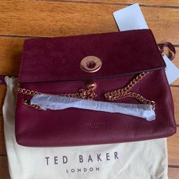 Ted Baker leather handbag
Rose gold closure and chain. Beautiful piece only selling as I have to many bags.
Never used, with tag
Paid £160
Comes with dust bag
Open to sensible offers!!