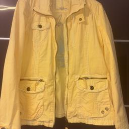 SOCCX. Jacke Gr. 42 
Ich habe die Jacke gekauft , leider zu eng. 
Sie ist ungetragen 
Das gelb ist ein helles gelb auf den Bildern ist es kräftiger. 
( Versand kommt noch dazu )
