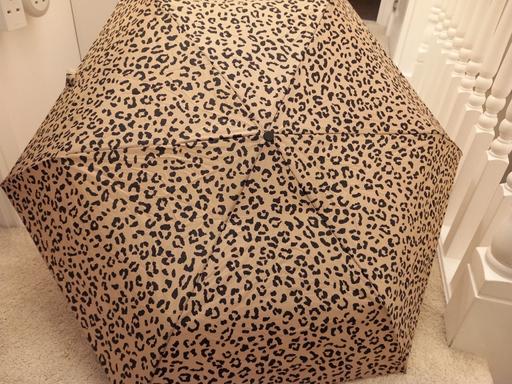 Buy & Sell Surrey Guildford - Photos for Animal print patterned collapsable umbrella