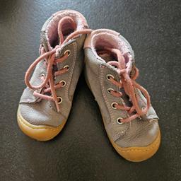 Die ersten Schuhe, warm, echtes Leder nur ein paar mal getragen im Kinderwagen, wie neu.

NP 70€

Privatverkauf unter Ausschluss jeglicher Garantie, Gewährleistung, Umtausch oder Rücknahme.