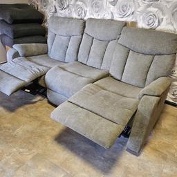 Verkaufe diese schöne Couch mit zwei Sessel. Alle Teile verfügen über die Relaxfunktion. Die Couch ist neu und wurde nie benutzt!
Der Neupreis lag bei 1500€