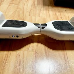 Weißes Hoverboard in einem sehr gutem Zustand mit Bluetooth funktion, ladekabel ist vorhanden