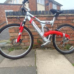 A very good bicycle working absolutely fine bought it for £90 quid but selling now because not in use anymore & need to free up some space

26inch tire size 
Back brake just needs to be tighten front brake is good 
Bike working great 
No time wasters 
Want quick sale 
£75